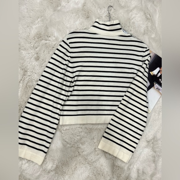Suncoo Paris like new 🔥
Classic high-neck sweater in ecru and black stripes - Picture 7 of 15